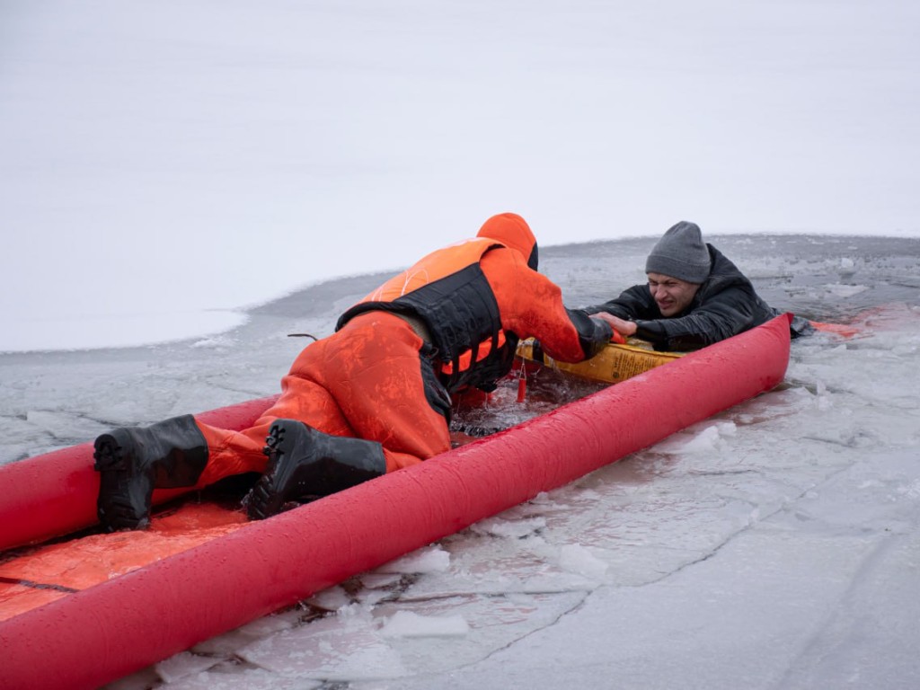 Лыткаринцев предупреждают об опасности рыбалки на тонком льду