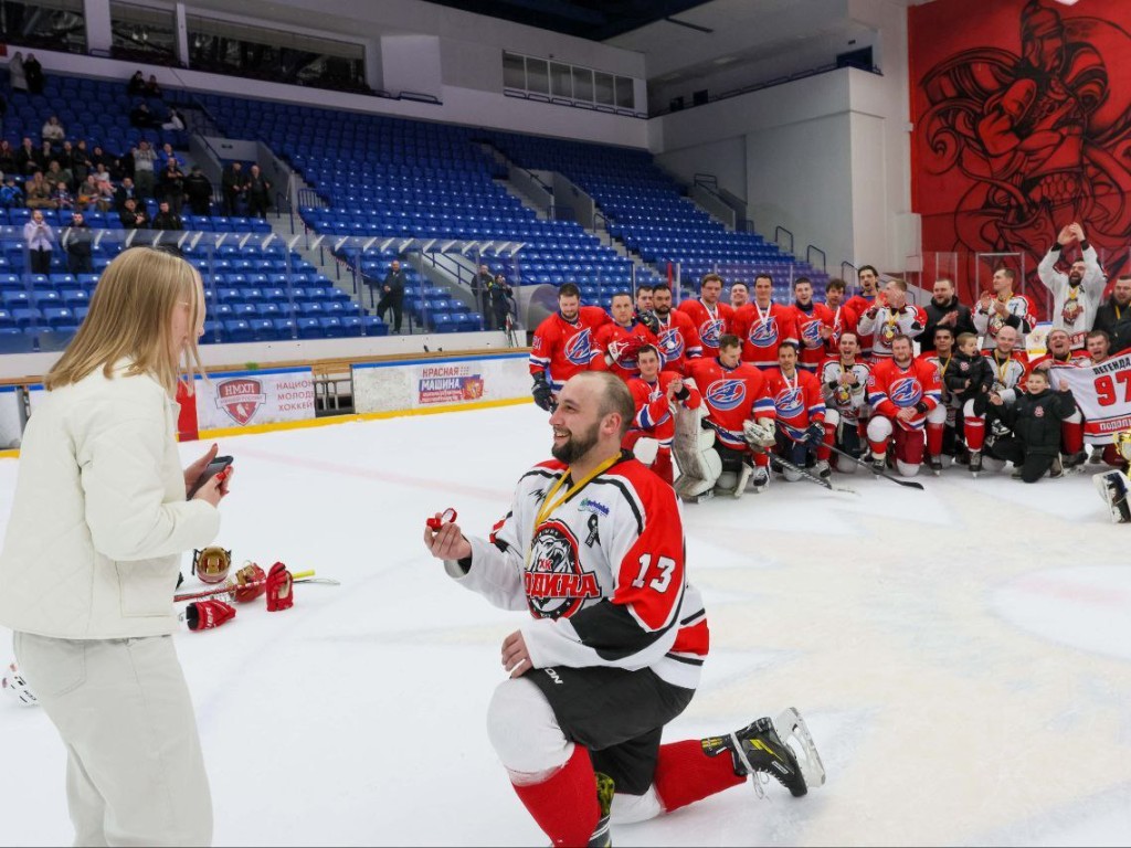 Хоккеист из Подольска сделал любимой предложение прямо на ледовой арене сразу после победы в чемпионате округа
