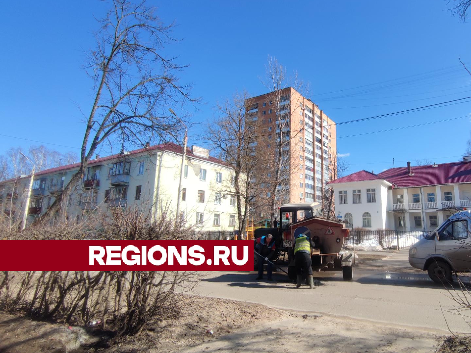 Специальная бригада коммунальщиков заделала ямы на улице Курчатова и напротив Дома учителя