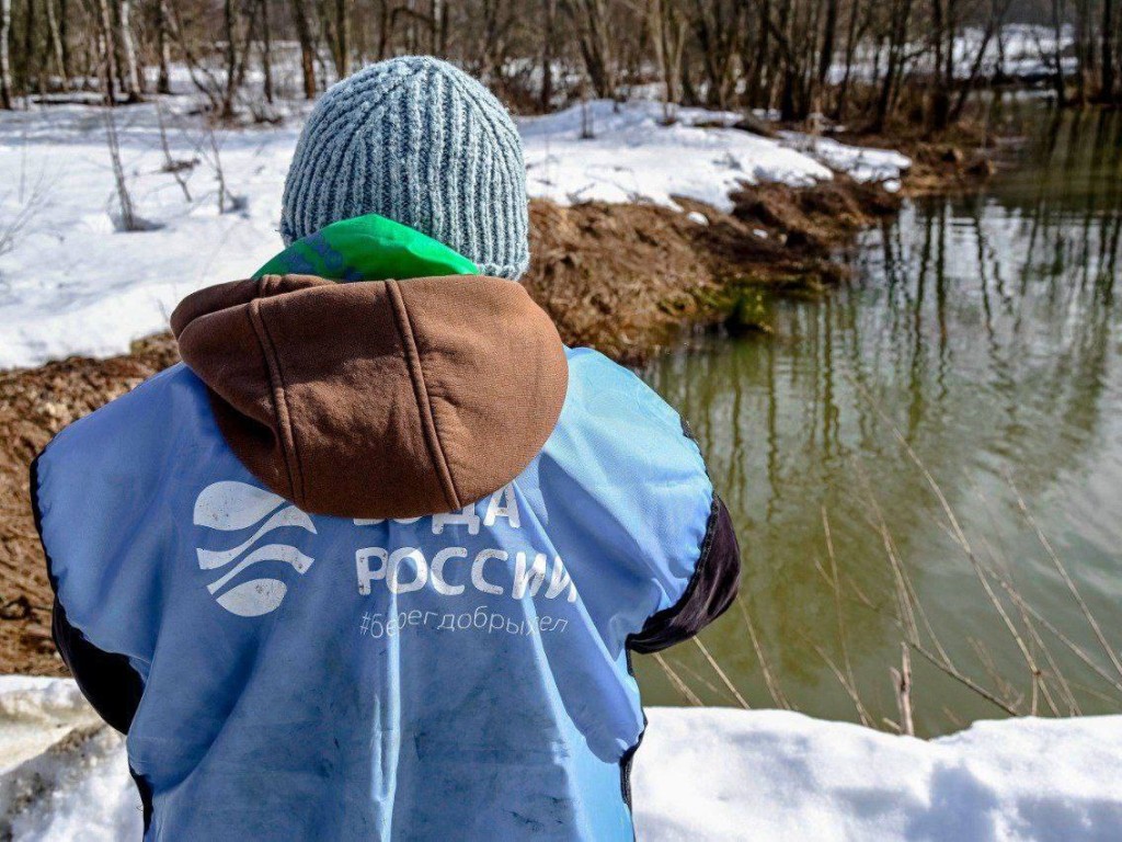 Несколько мешков мусора собрали экоактивисты в рамках субботника на реке Торгоша