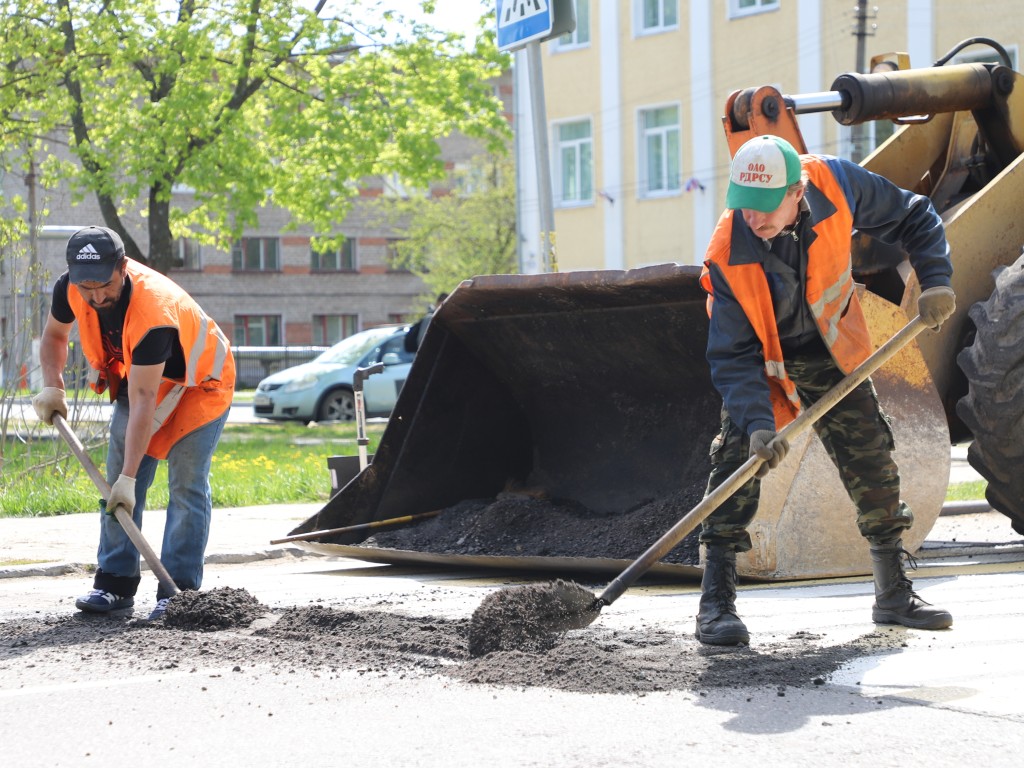 Для содержания автомобильных дорог, тротуаров и автобусных остановок в округе должны определить подрядчика