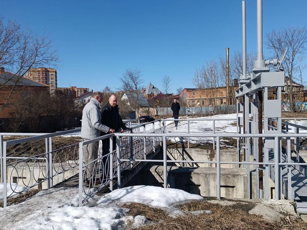 Городская дамба позволяет контролировать уровень воды в реке