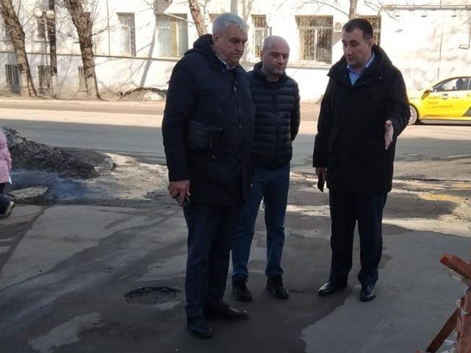 Андроник Пак: коммунальщики города приступили к уборке территорий на улице Ленина