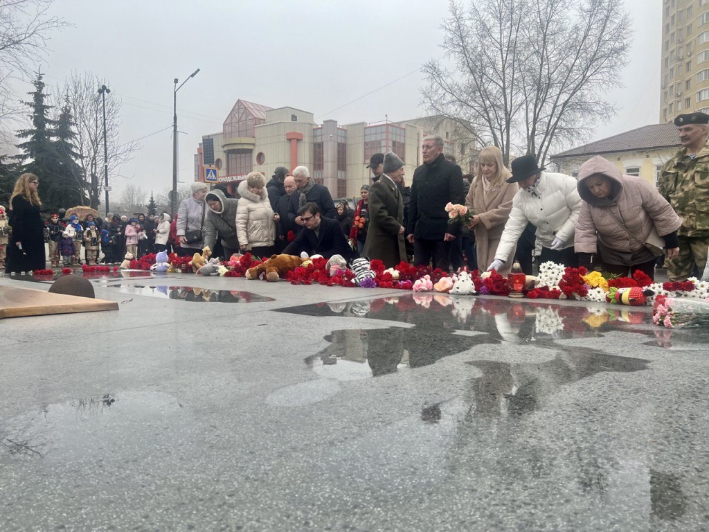 Реутовчане на траурном митинге выражают соболезнования родным и близким погибших в «Крокусе»