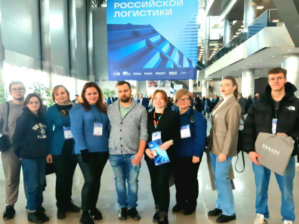 Студенты из Дмитрова на практике изучили транспортную логистику на крупнейшей российской выставке