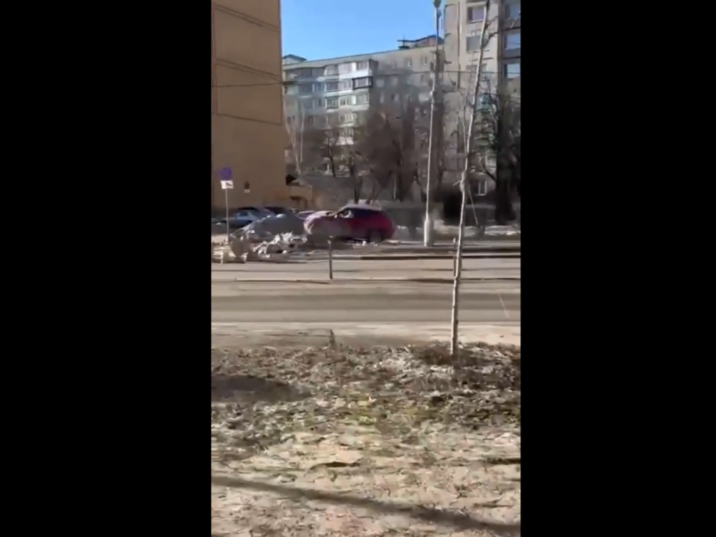 Автомобиль в Жуковском таранил ограждения, кучу снега и кустарники