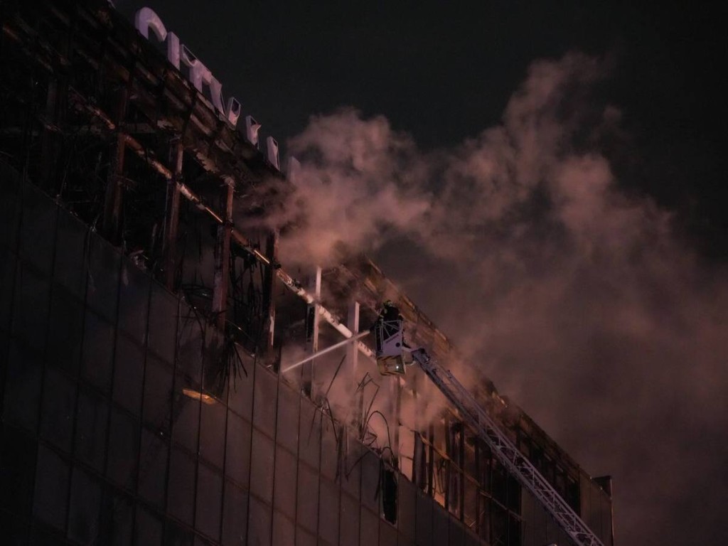 Крыша «Крокус Сити Холл» в Красногорске начала рушиться после стрельбы и взрыва