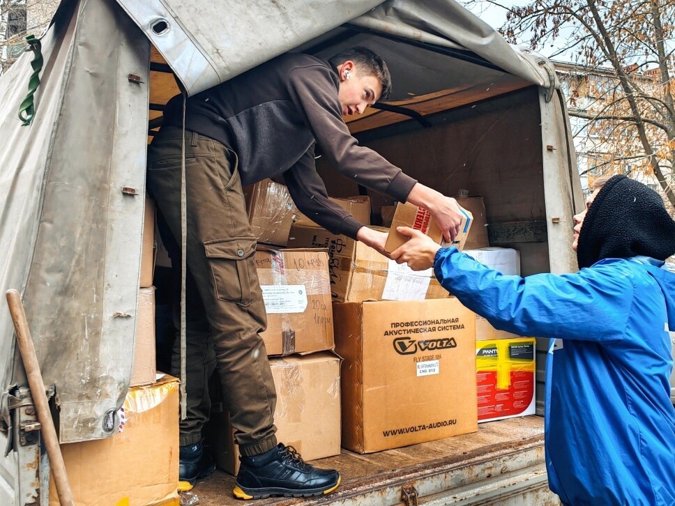 Сбор гуманитарной помощи. Собирают гуманитарную помощь. Коробки с гуманитарной помощью. Собирают гуманитарную помощь. Сбор гуманитарной помощи.