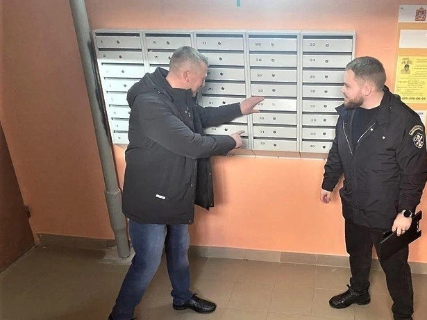 Жителям Дзержинского назвали ответственных за ремонт почтовых ящиков в подъезде