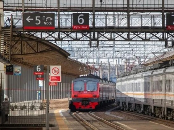 Электропоезда из Пушкино в Москву могут двигаться с опозданием из-за остановки состава