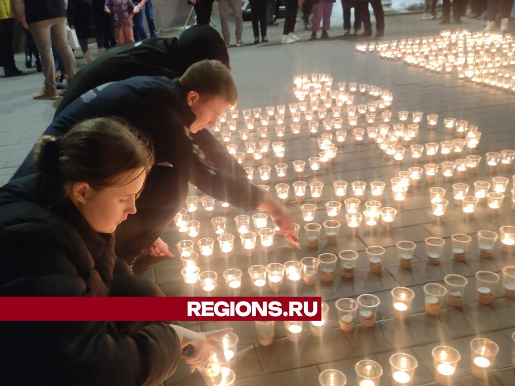 На площади Волоколамска зажгли сотни огней в память о жертвах трагедии в  «Крокус Сити Холле» | REGIONS.RU / Волоколамск