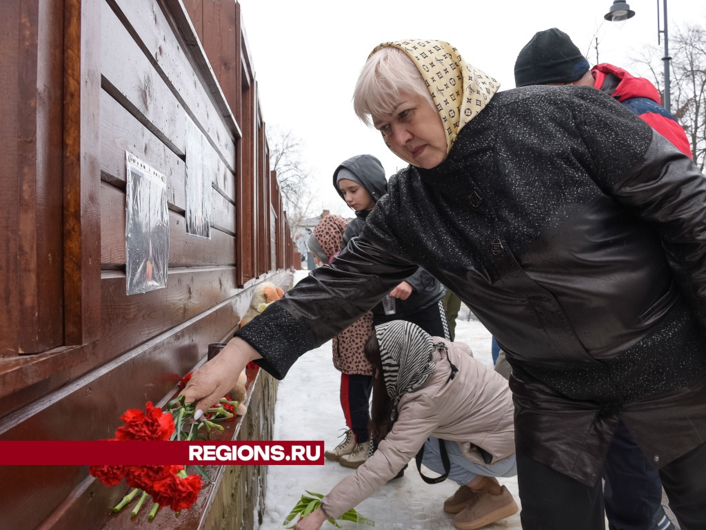 Стихийный мемориал в память о погибших в «Крокус Сити холле» появился в  Зарайске | REGIONS.RU / Зарайск