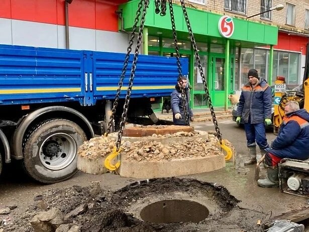 Можайские коммунальщики проверили состояние водопроводных колодцев на дорогах