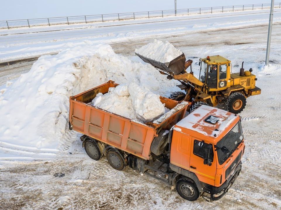 Дорожники в Бронницах вывозят рекордные объемы снега