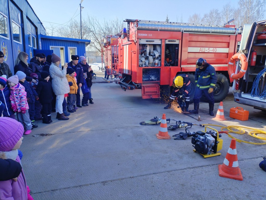 Огнеборцы потушили условный пожар на открытом уроке для дошколят из села  Шеметово | REGIONS.RU / Сергиев Посад