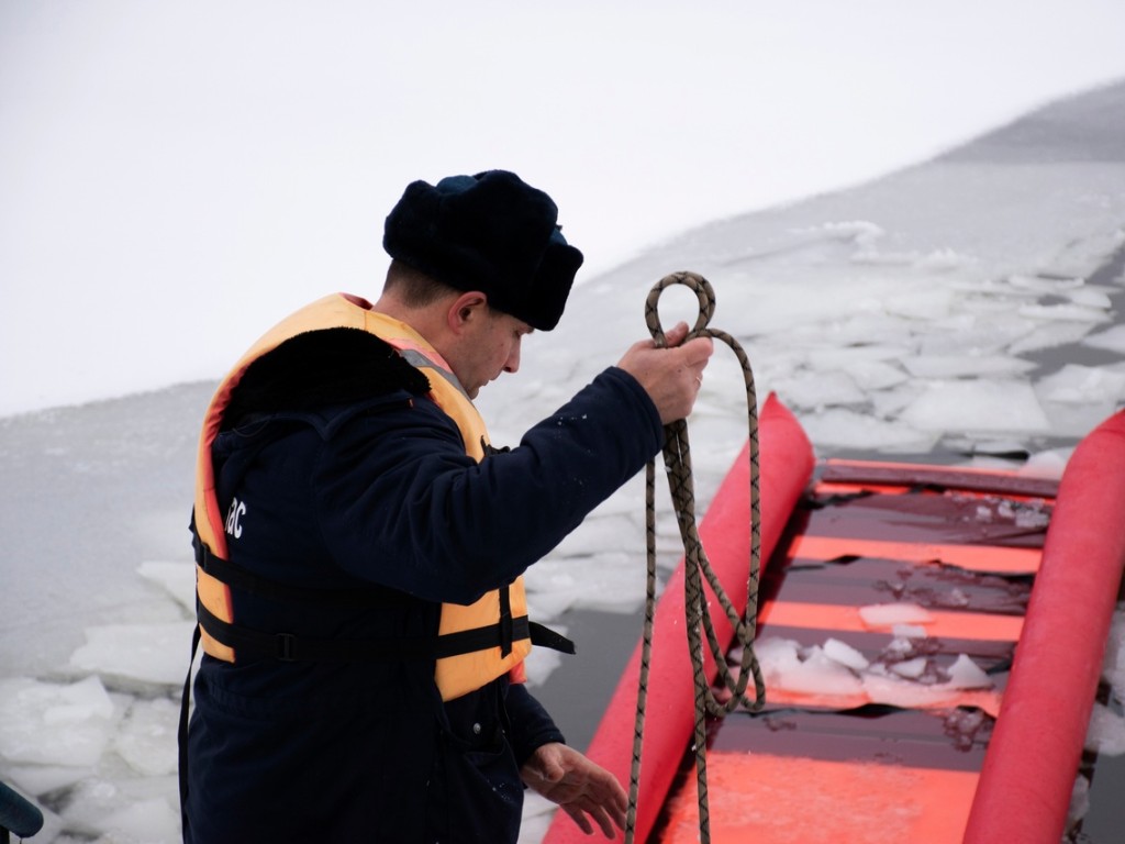 Спасатели запретили выходить на лед коломенским рыбакам