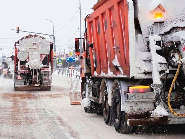 С гололедом борются на дорогах Богородского округа коммунальщики