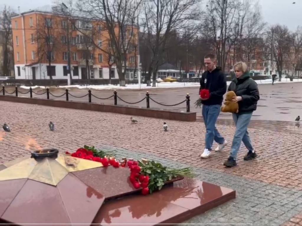Стихийный мемориал в память о жертвах теракта организовали на площади Славы