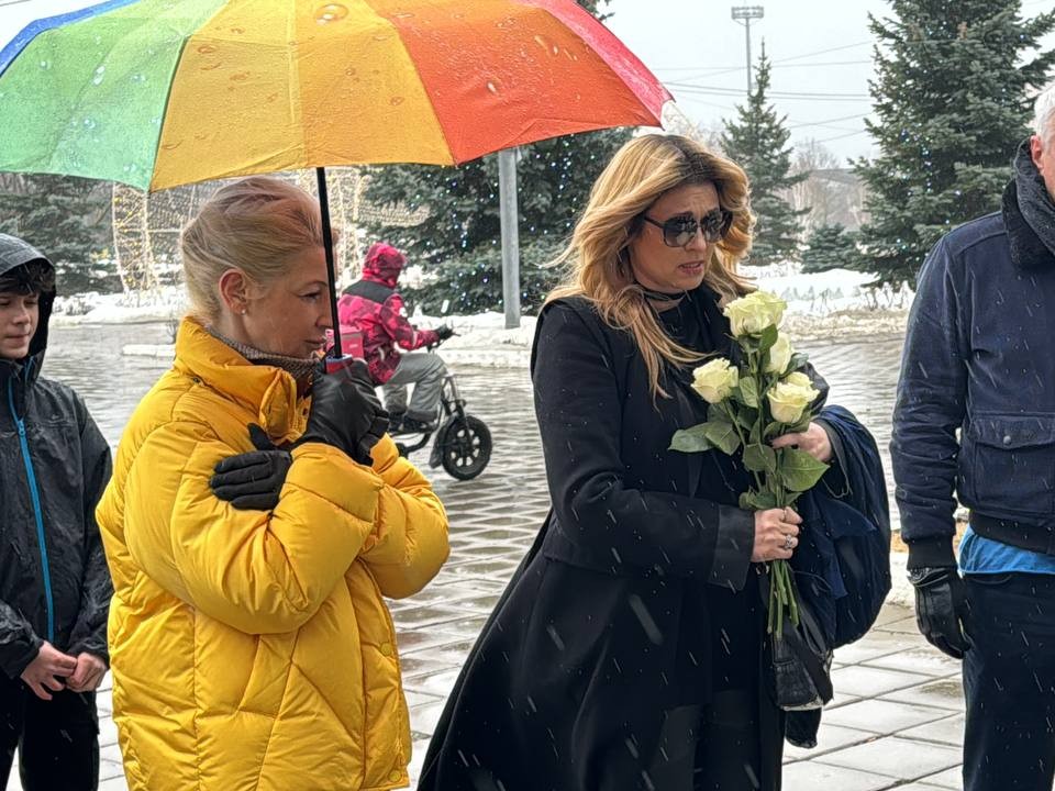 Певица Анжелика Агурбаш почтила память погибших в теракте, возложив цветы к мемориалу в Одинцове