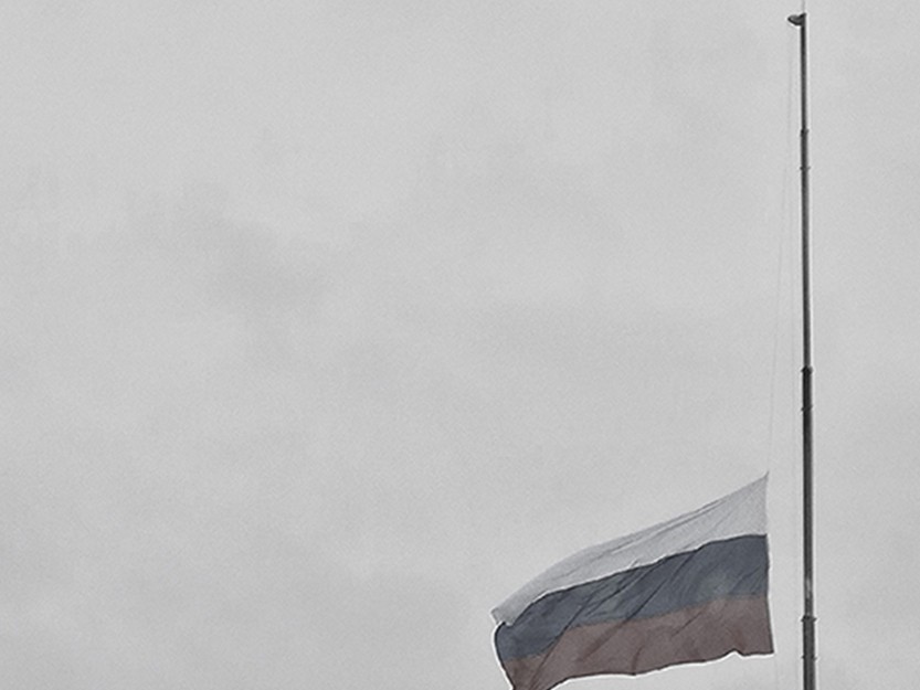 На въезде в Дмитров приспущен государственный флаг, яхромчане несут цветы к зданию администрации