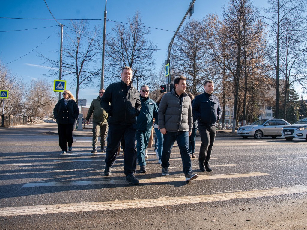 Глава Реутова провел обход территорий вместе с коммунальщиками