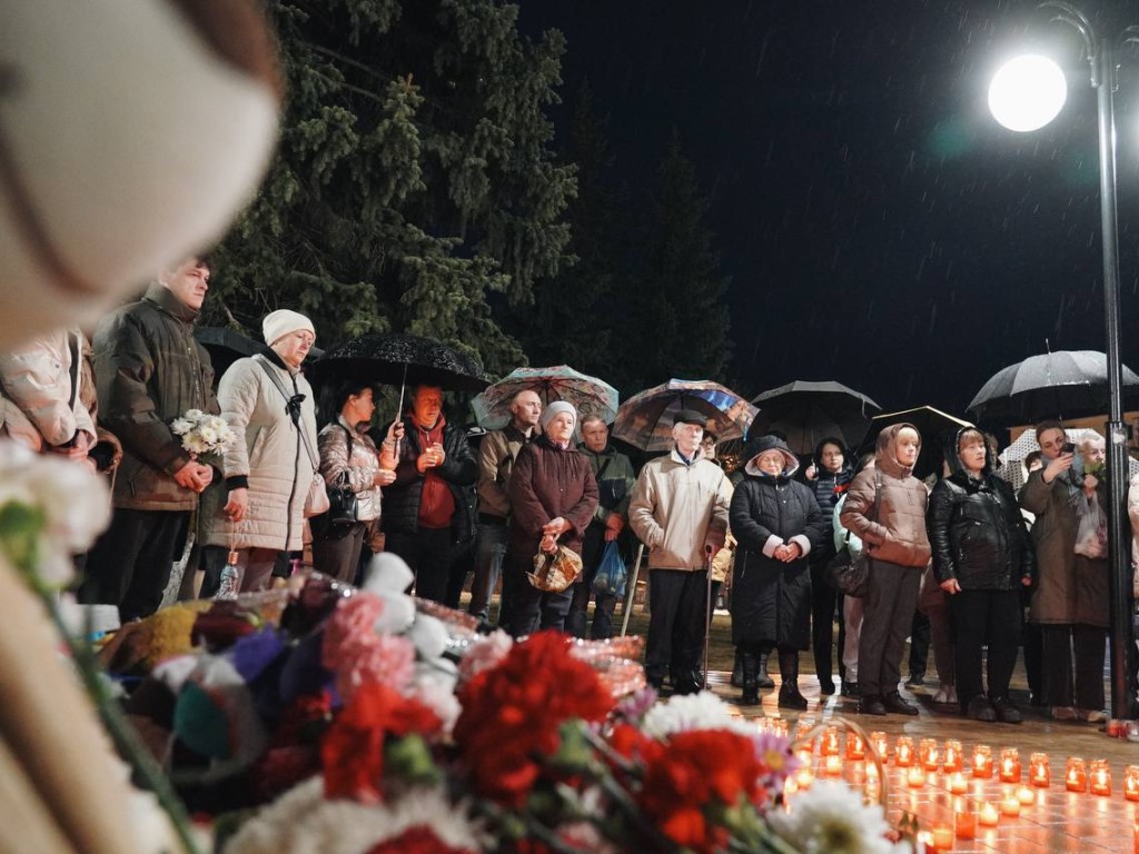 Журавлиный клин из сотен свечей выложили жители городского округа в память о погибших в «Крокус Сити Холле»