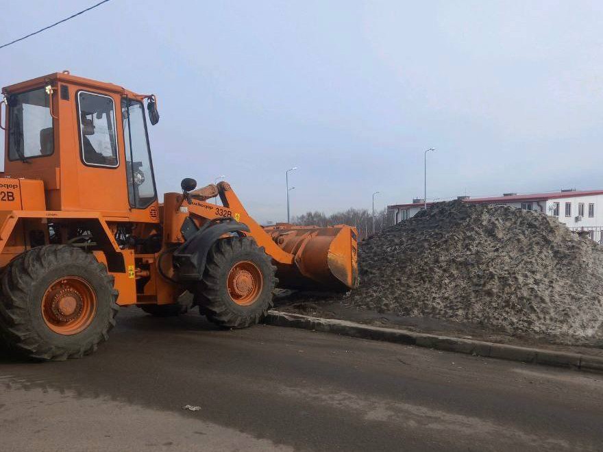 Более 200 рабочих и 49 единиц техники вышли сегодня на уборку улиц и дворов округа