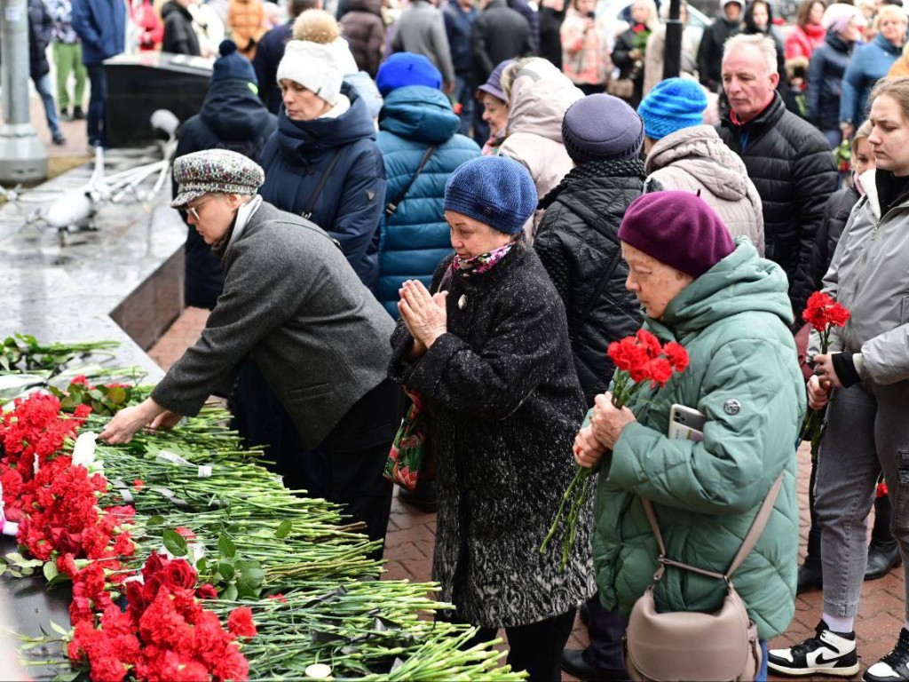 Домодедовцы приносят к Обелиску Славы цветы и свечи в память о погибших |  REGIONS.RU / Домодедово