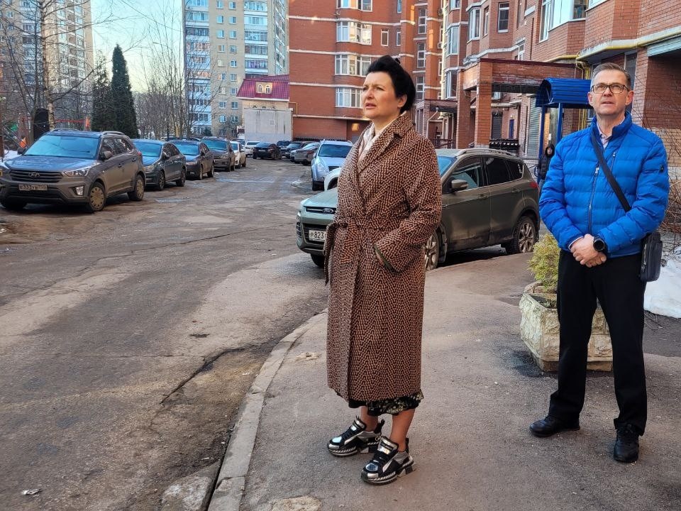 Глава Лобни встретилась с жителями улицы Ленина во время ежедневного обхода территорий