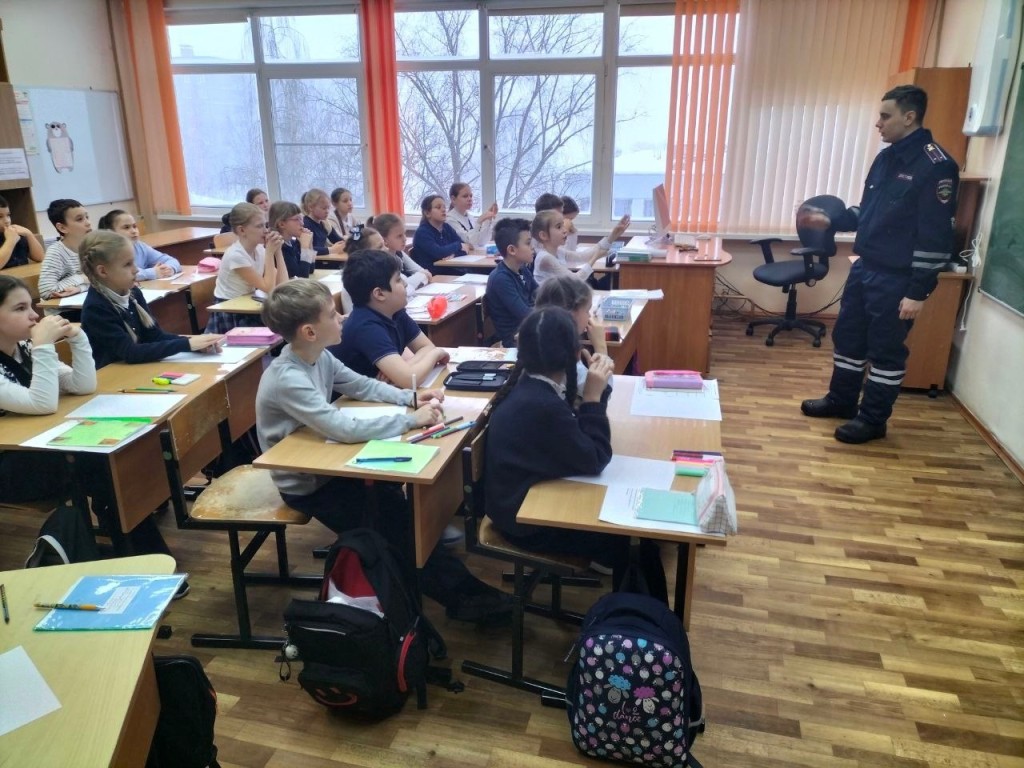 Гимназистам рассказали о правилах безопасного поведения на зимней дороге и выборе безопасных мест для игр