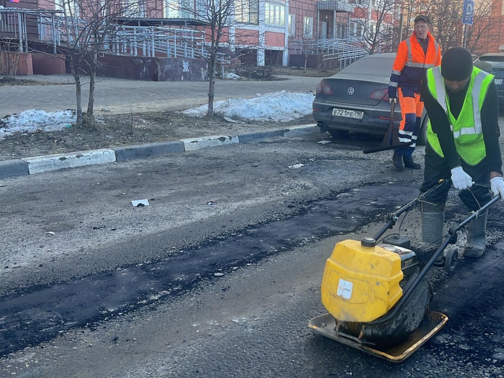 На улице Дмитриева «залатают» ямы