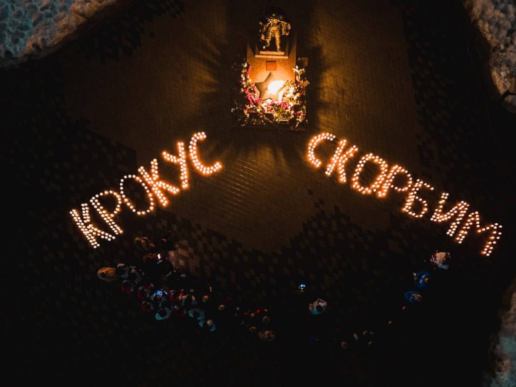 В Лосино-Петровском вечером в воскресенье зажгли свечи в память о погибших в Крокус Сити Холле