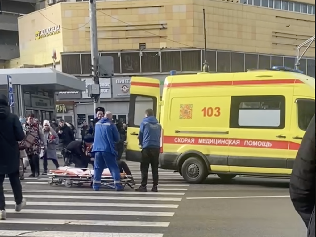 «Из-за «Крокуса» многие пьют»: кричащего мужчину с окровавленным лицом еле успокоили в Москве