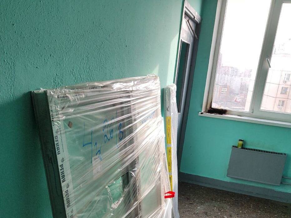 В жилом доме на улице Молодежная управляющая компания заменила поврежденное окно