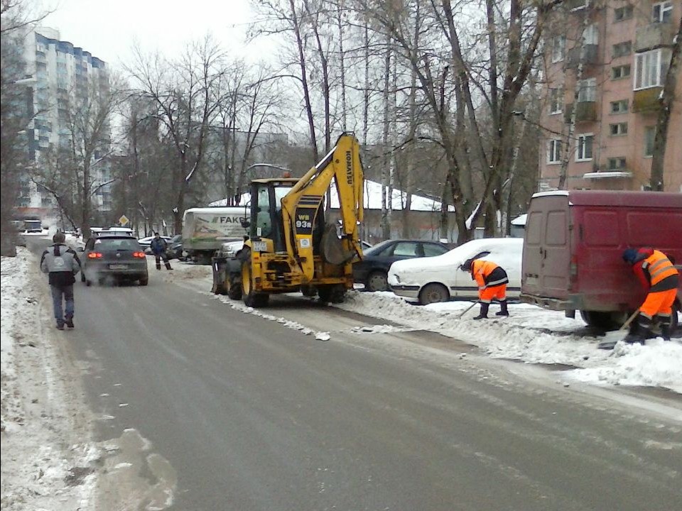 Коммунальщики обеспечивают жителям комфорт на дорогах и тротуарах