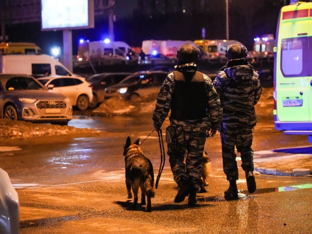 На парковке перед «Крокус Сити Холлом» может находиться автомобиль,  начиненный взрывчаткой | REGIONS.RU / Красногорск