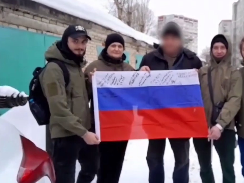 В Дзержинском получили триколор из зоны СВО с автографами бойцов-штурмовиков