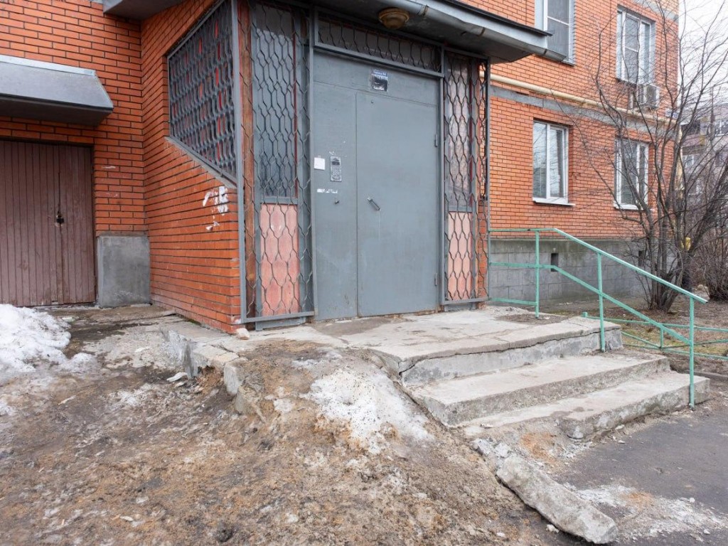 Входную группу обновят в одной из лыткаринских многоэтажек