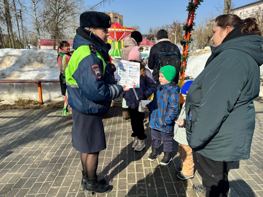 Сотрудники местного отдела Госавтоинспекции напомнили юным жителям правила безопасности