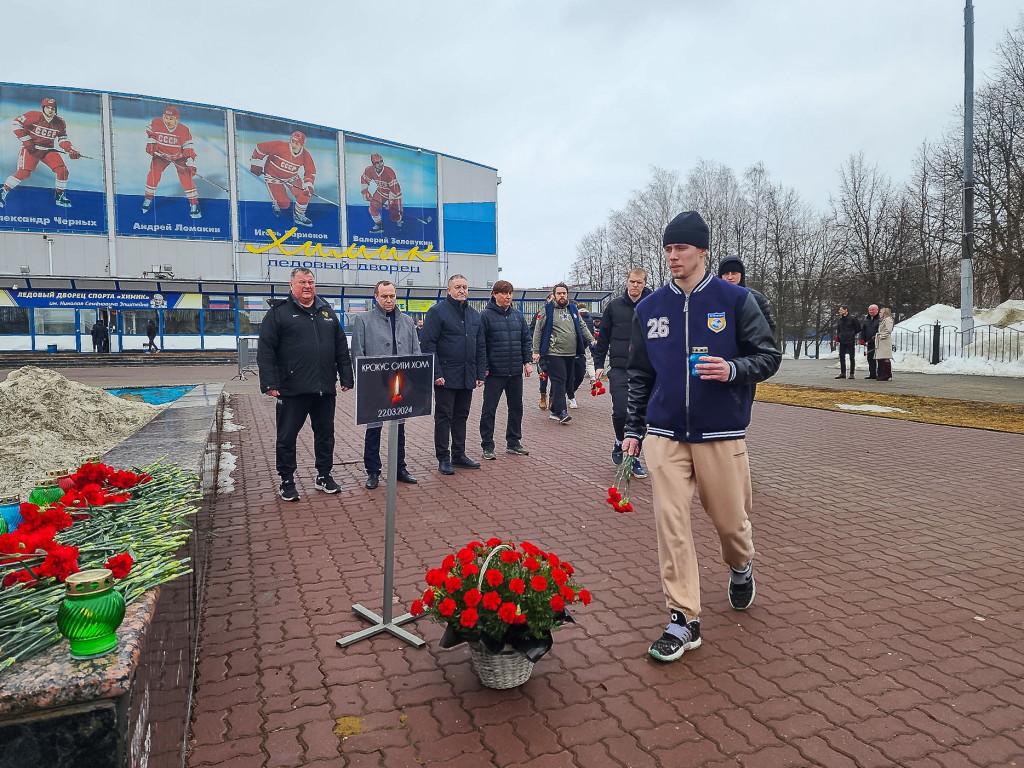 Воскресенцы несут цветы к стихийному мемориалу в память о жертвах теракта