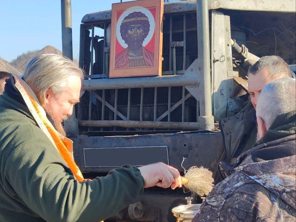 Эти ребята стали героями своей земли: священник Дмитровского благочиния помогает бойцам в зоне СВО