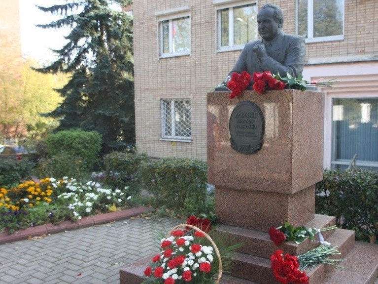 Дзержинцы возложат цветы к бюсту убитого главы города