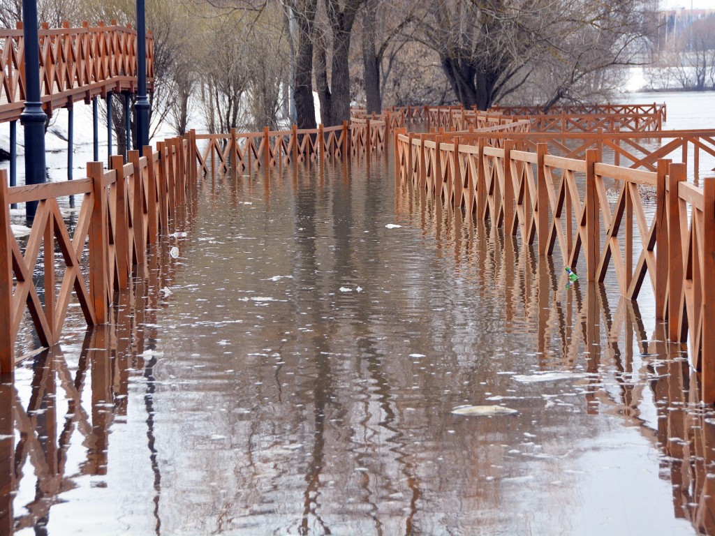 Москворецкая набережная в Коломне постепенно уходит под воду