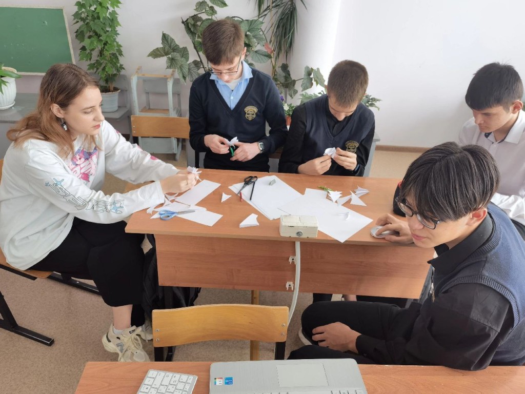 Символ скорби и надежды: школьники сделали оригами крокуса