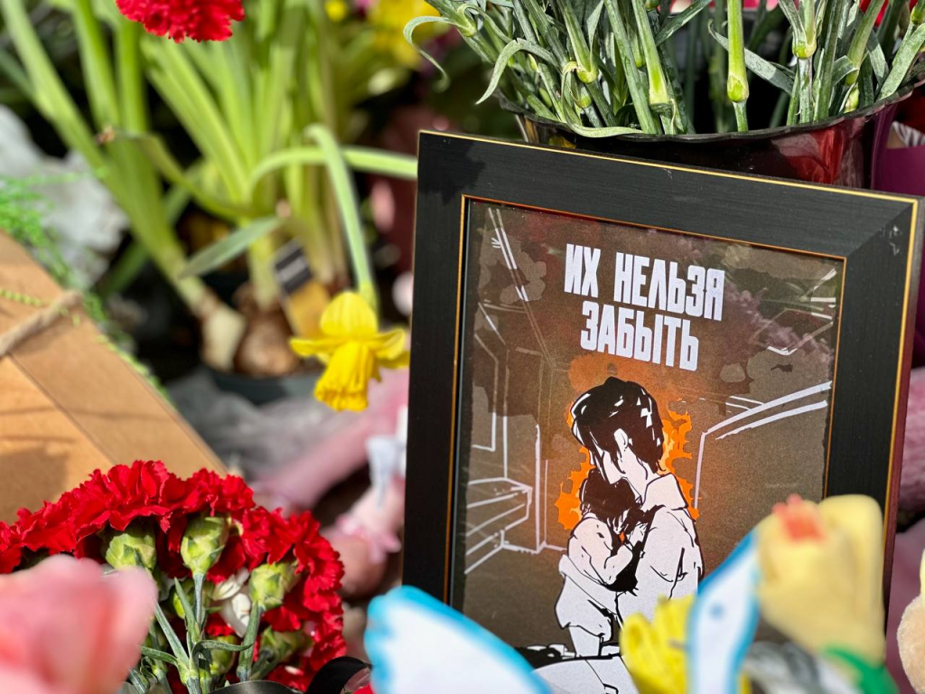 «Крокус Сити Холл»: люди продолжают нести цветы и игрушки к стихийному мемориалу