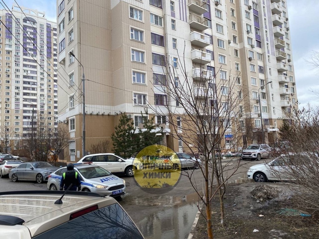 На проспекте Мельникова в Химках оцепили двор из-за гранаты, которую нашли под машиной