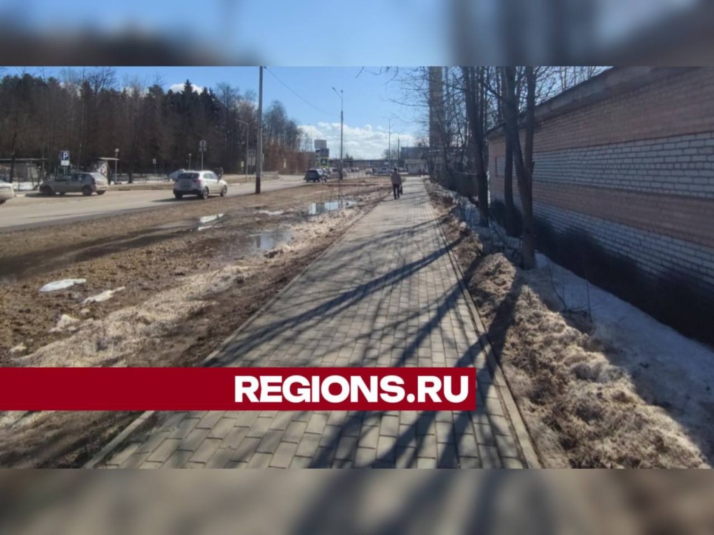 В районе Большая Волга почистили тротуары с помощью мощного «Чистодора»