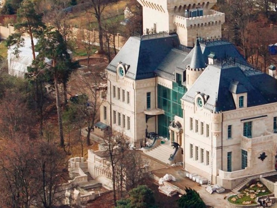 «Придется подарить»: кому достанется замок Пугачевой в деревне Грязь