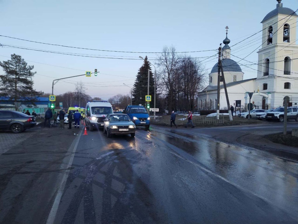 Водитель нарушил правила и сбил трех несовершеннолетних на пешеходном переходе в деревне Синьково