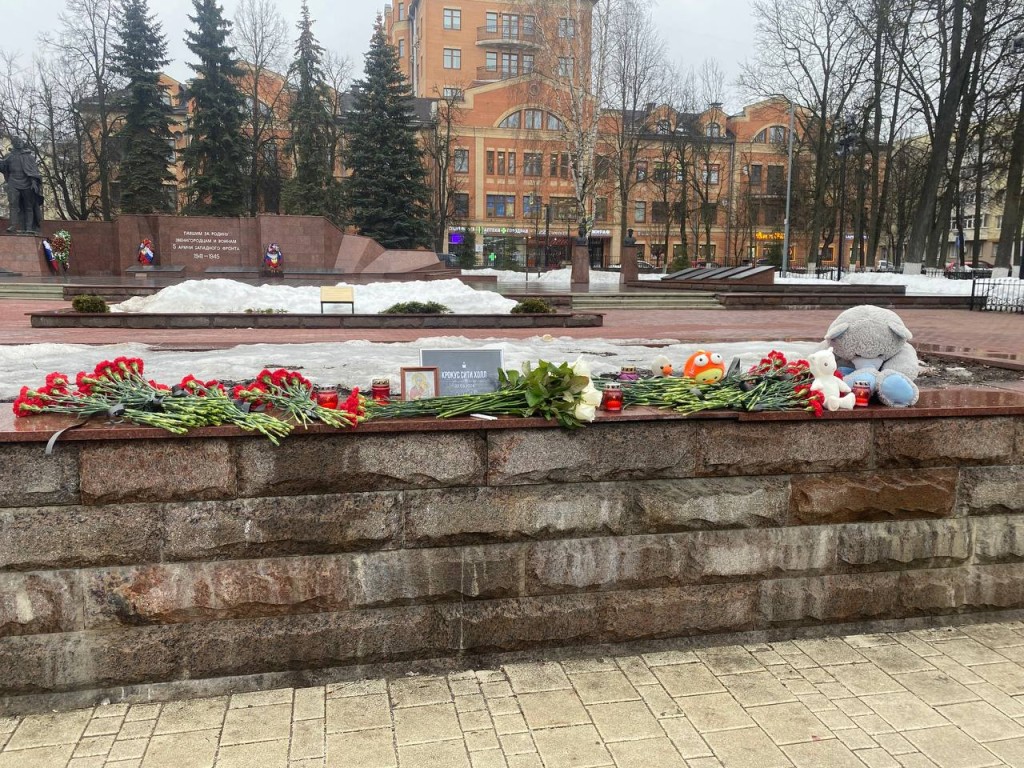 Мемориал в память о жертвах теракта создали жители Звенигорода